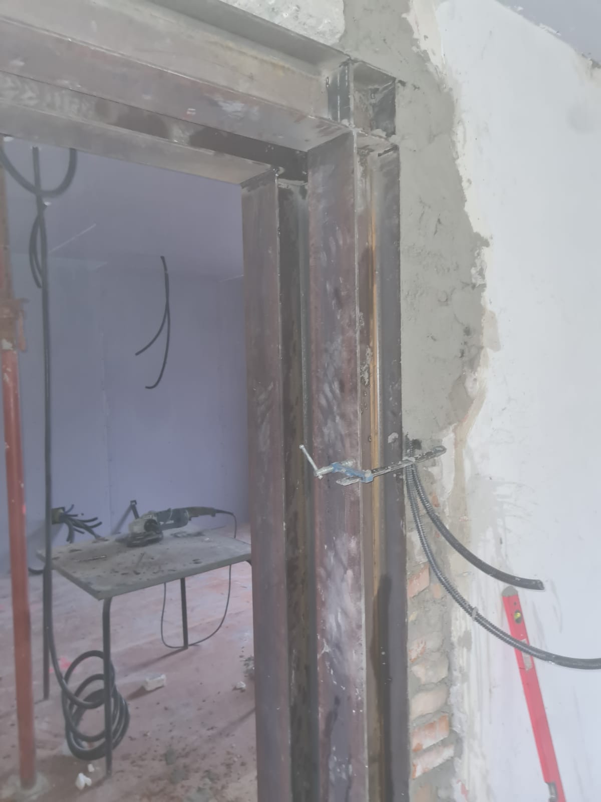 Una porta viene costruita in un muro con un telaio metallico.