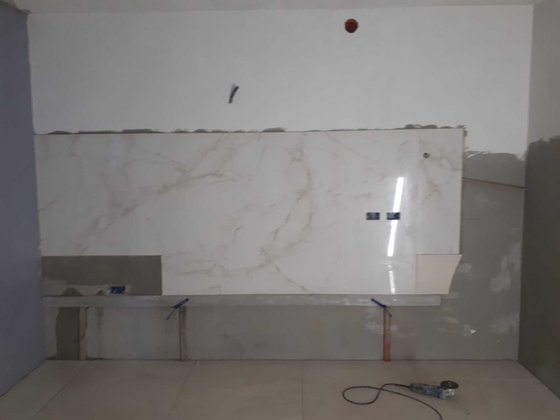 Una stanza vuota con un trapano sul pavimento