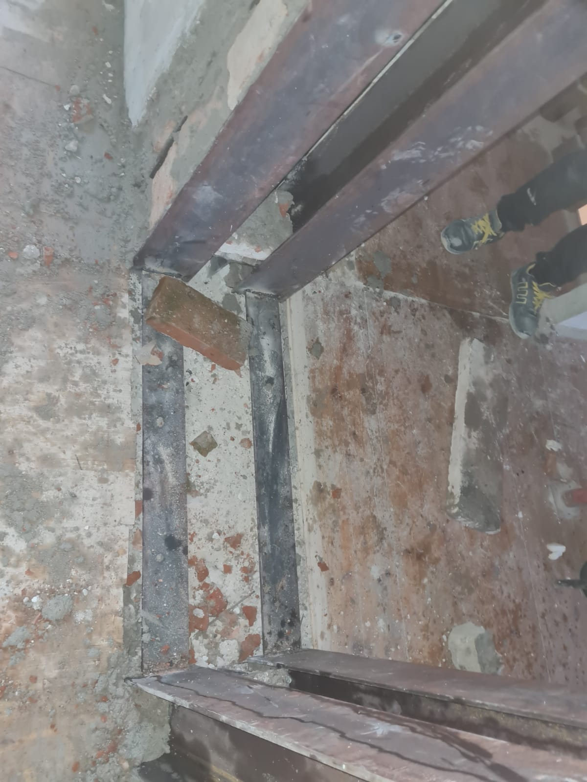 Un primo piano di una struttura metallica su un pavimento di cemento.