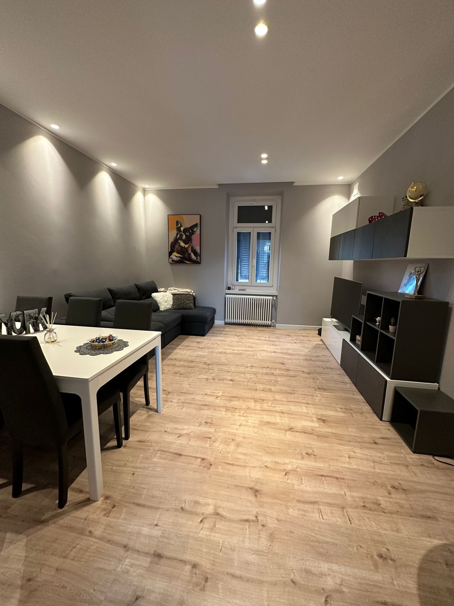 Un soggiorno con tavolo, sedie e divano