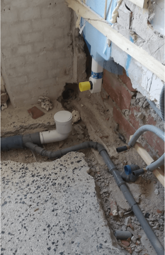 Un bagno in costruzione con un sacco di tubi