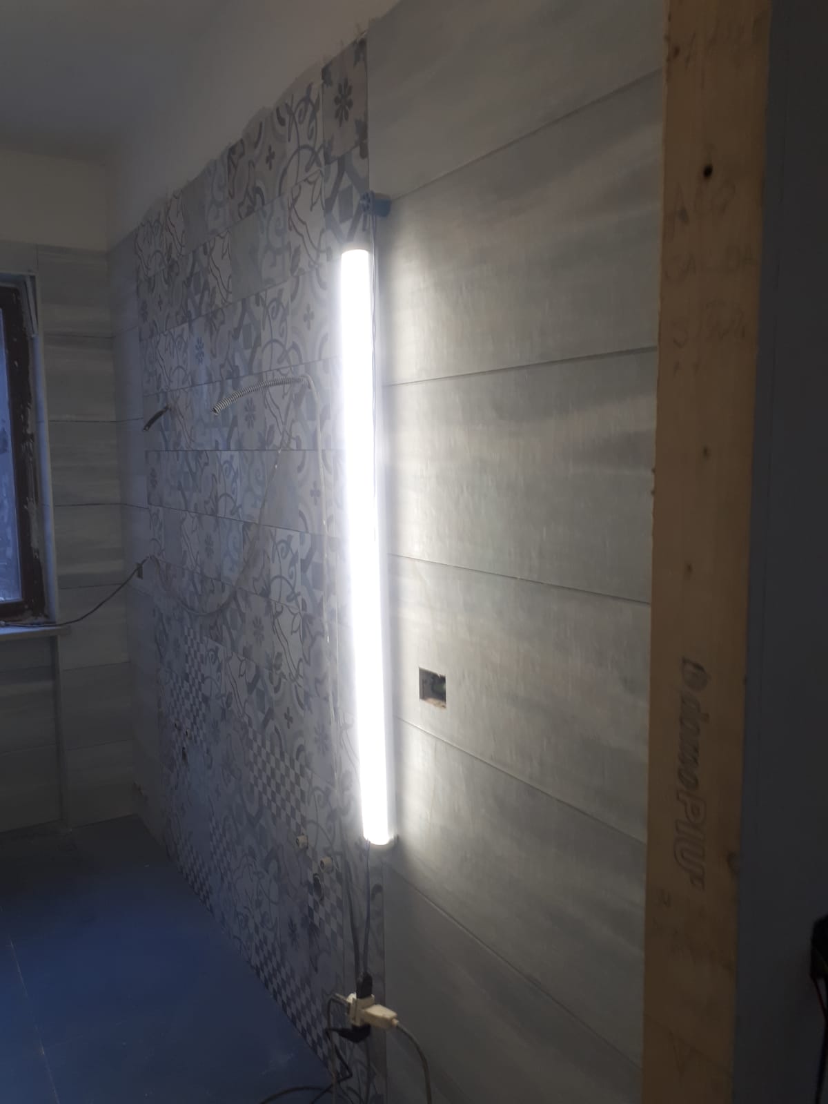 Una luce illumina una parete in una stanza.