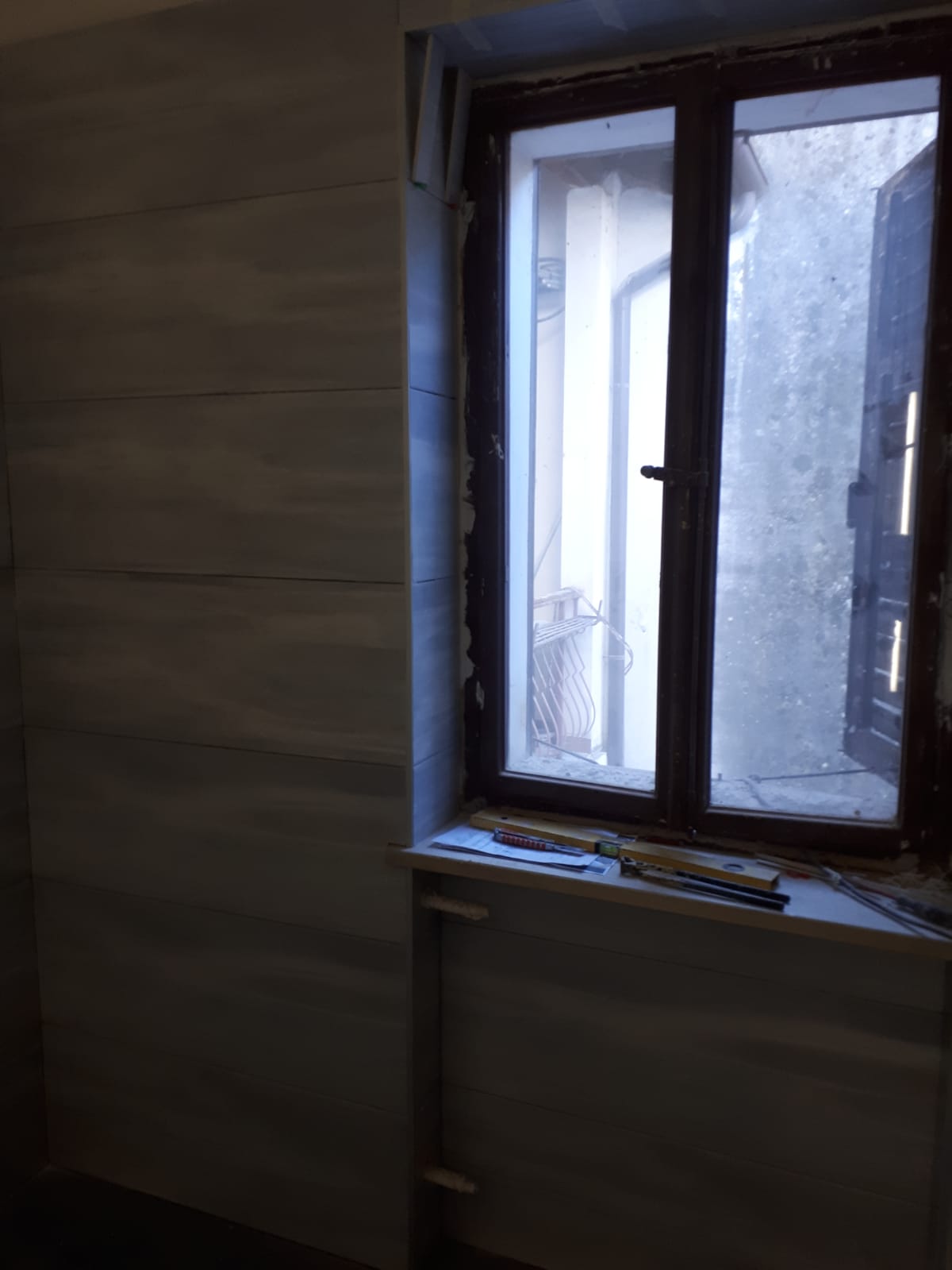 Una finestra è appoggiata sul davanzale di una stanza.