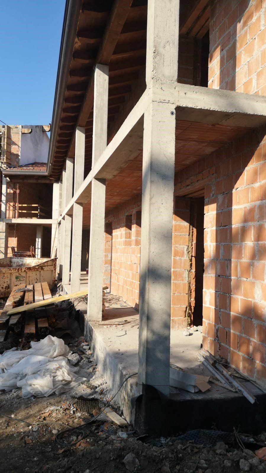Si sta costruendo un edificio con mattoni e pilastri di cemento.