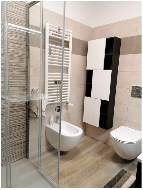 Un bagno con bidet, wc e portasciugamani