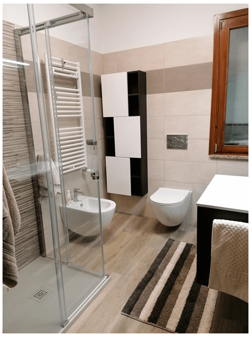 Un bagno con wc, bidet e doccia.