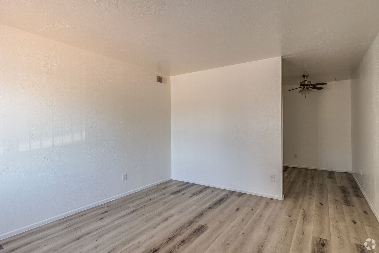 Carole Arms Apartments - Image 7