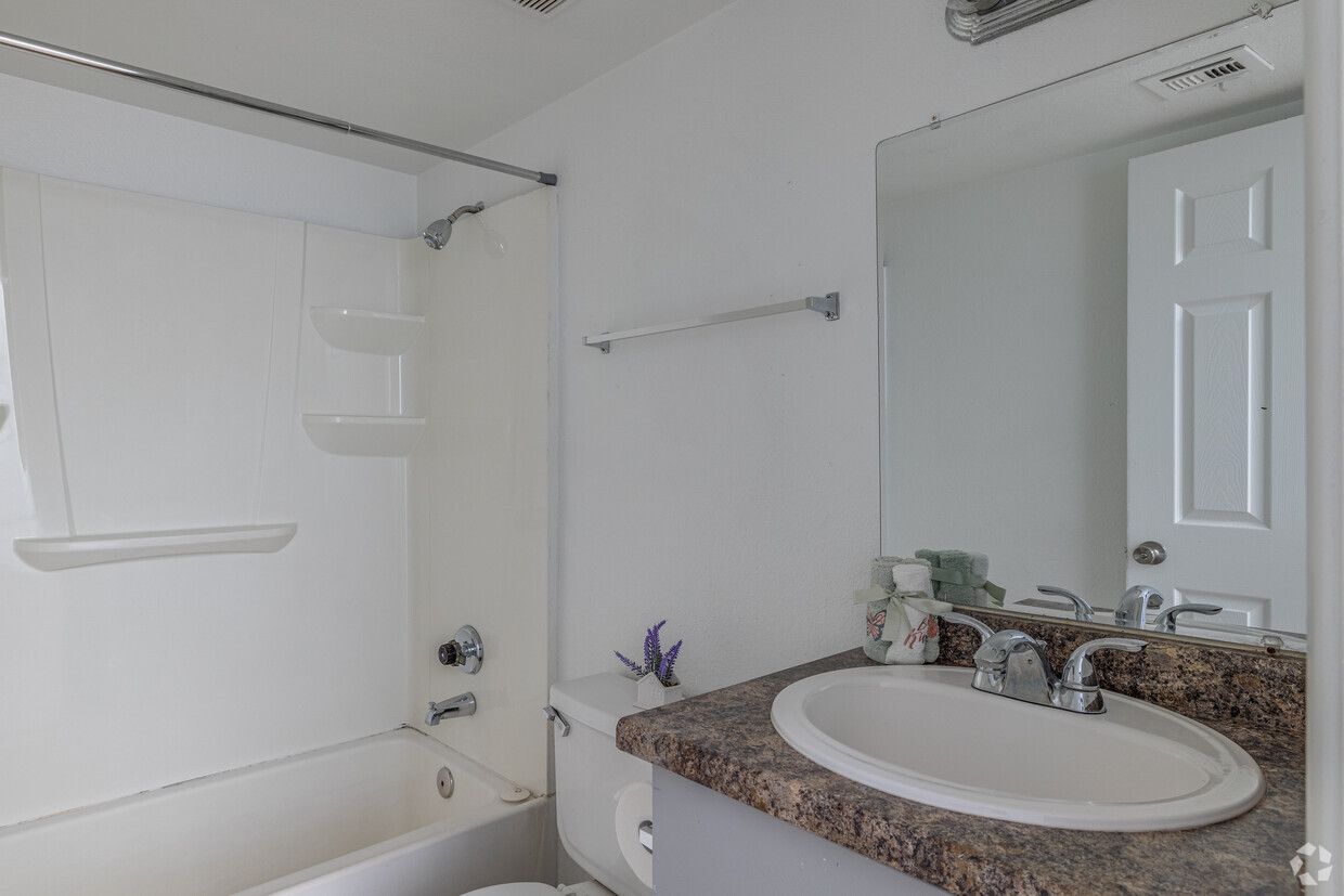 Desert Wind Apartments - Image 7