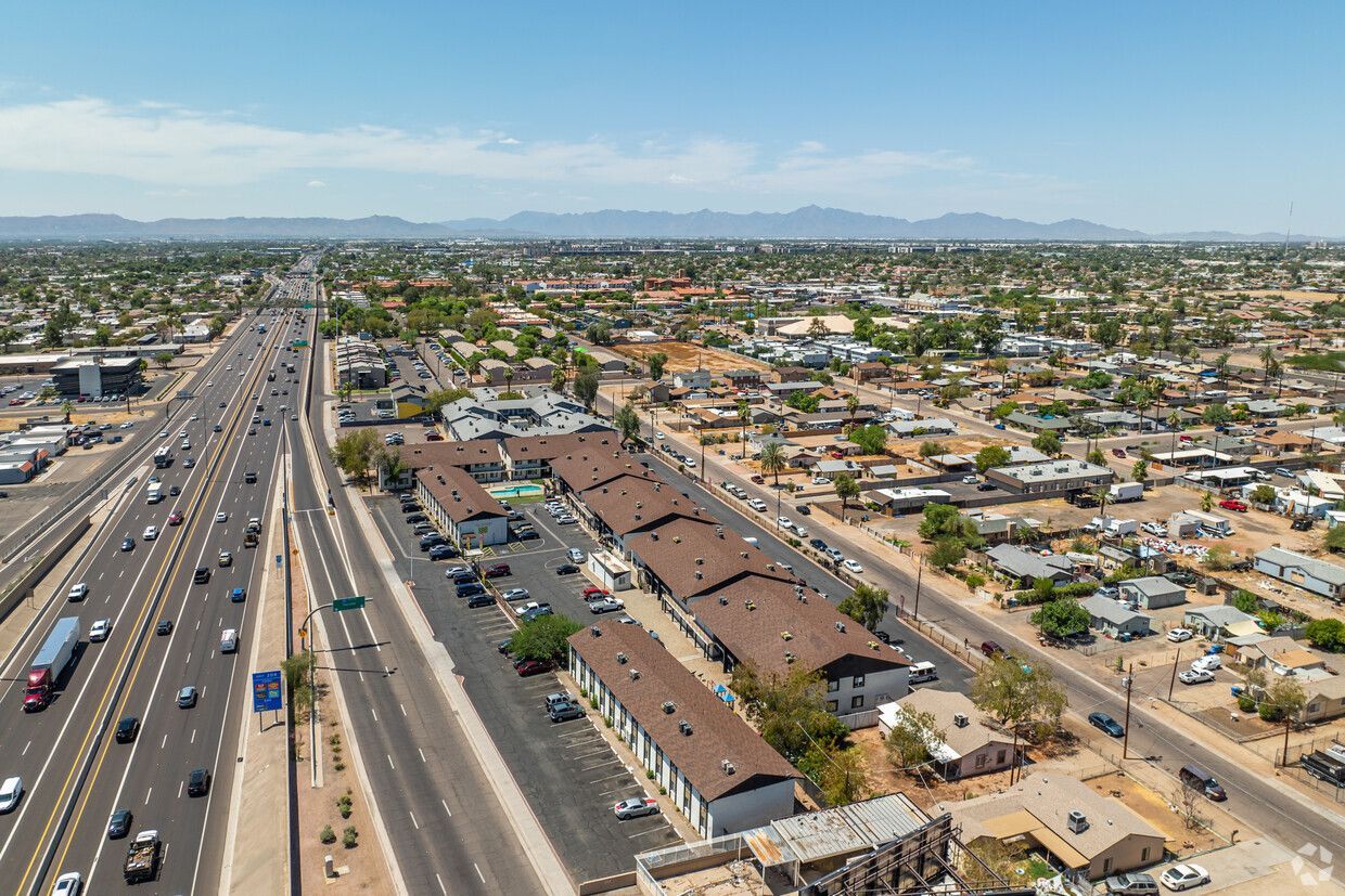 Las Ventanas Apartments - Image 2