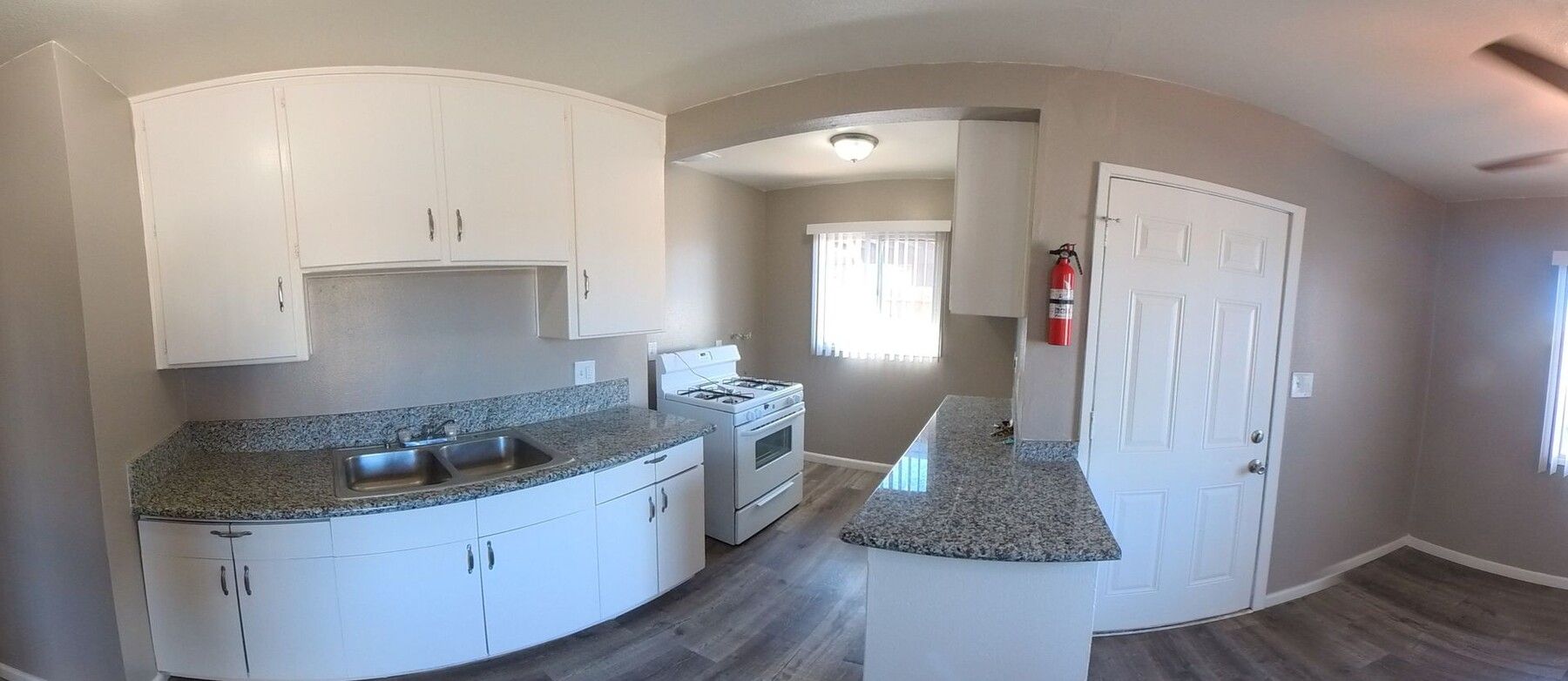 Desert Oasis Apartments - Image 6