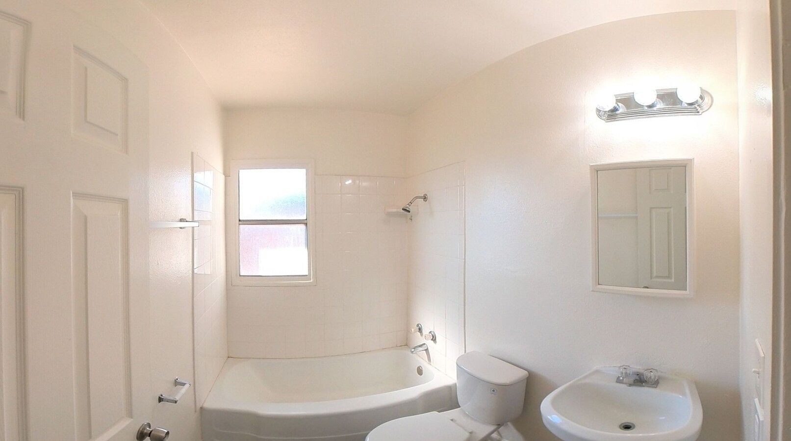 Desert Oasis Apartments - Image 8