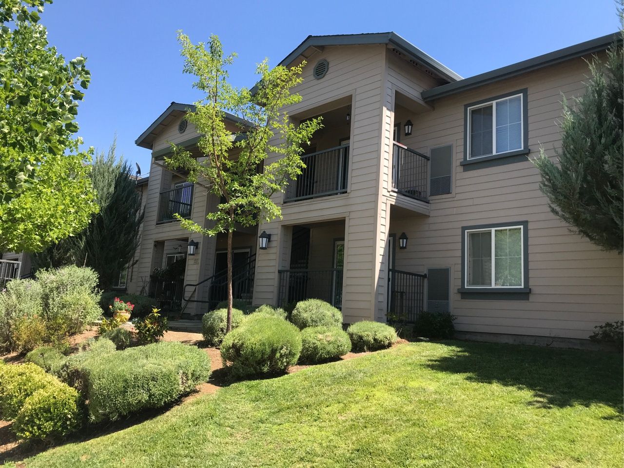 Emerald Pointe Apartments - Image 1