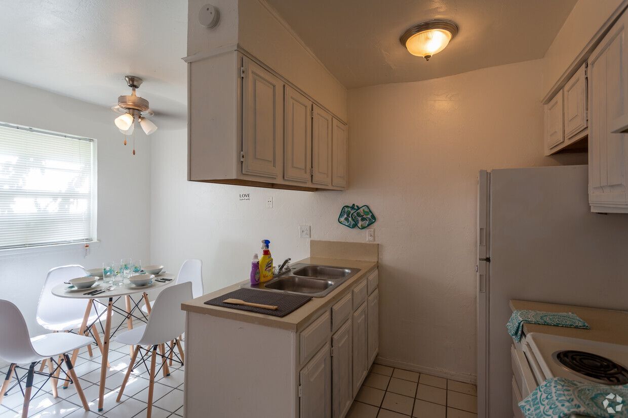 Bradford Square Apartments - Image 5