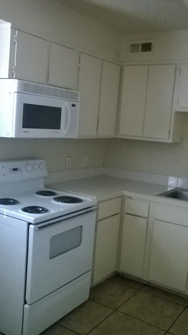 Candlewood Apartments  - Image 4