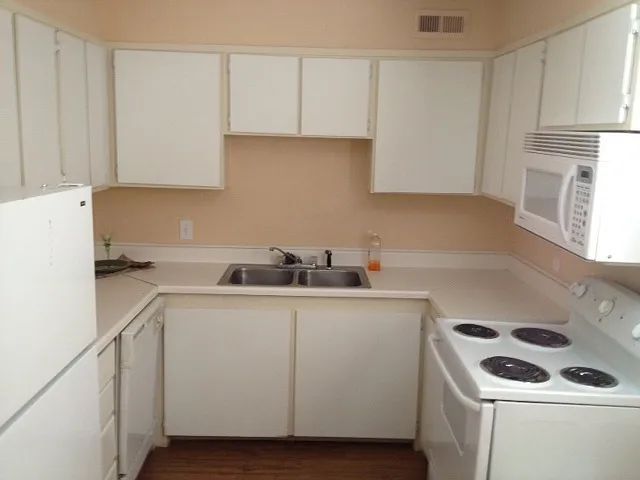 Candlewood Apartments  - Image 5