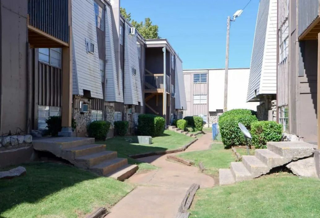 Las Brisas Apartments - Image 1