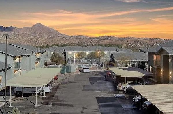 El Destino Apartments - Image 3