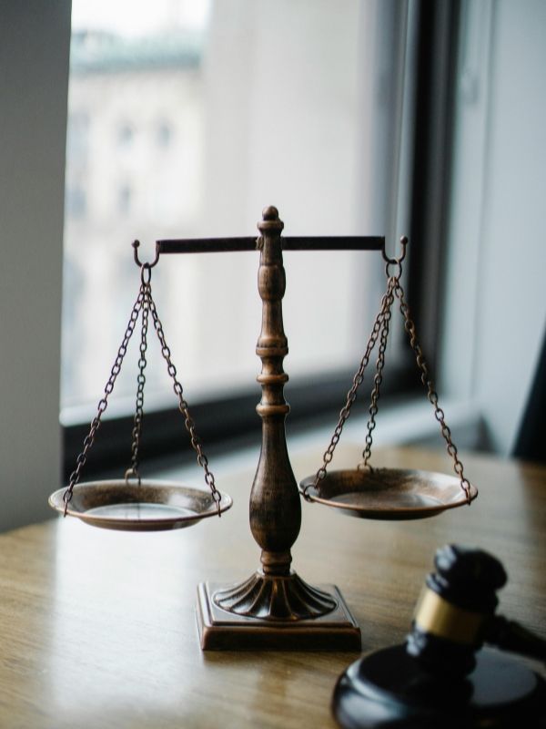 Scales and a gavelю