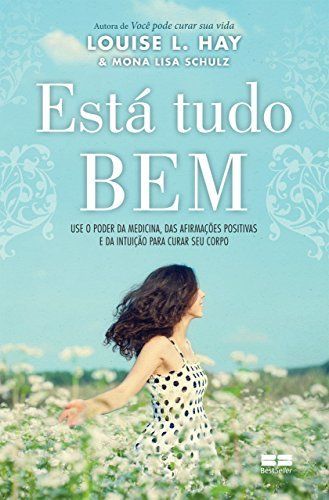 Uma mulher com um vestido de bolinhas está em um campo de flores.