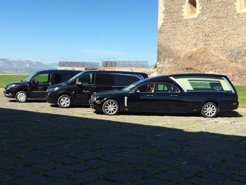 carri funebri in parcheggio