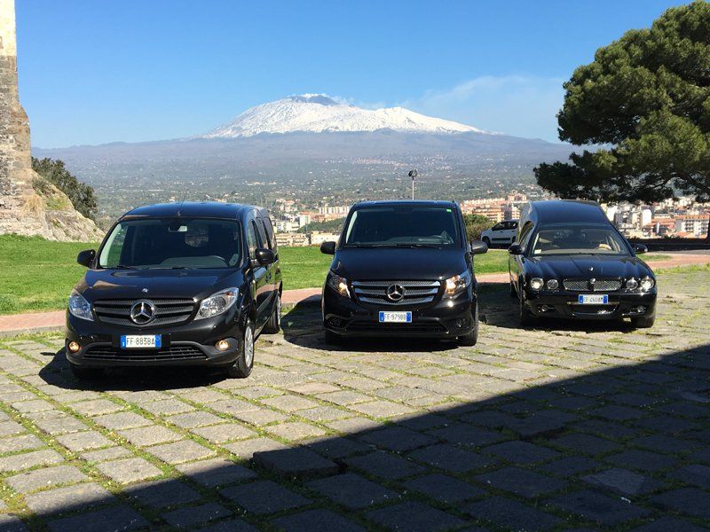 carri funebri all'esterno