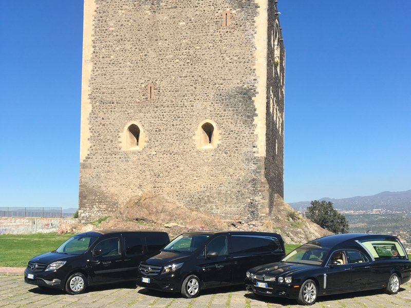 auto funebri parcheggiate