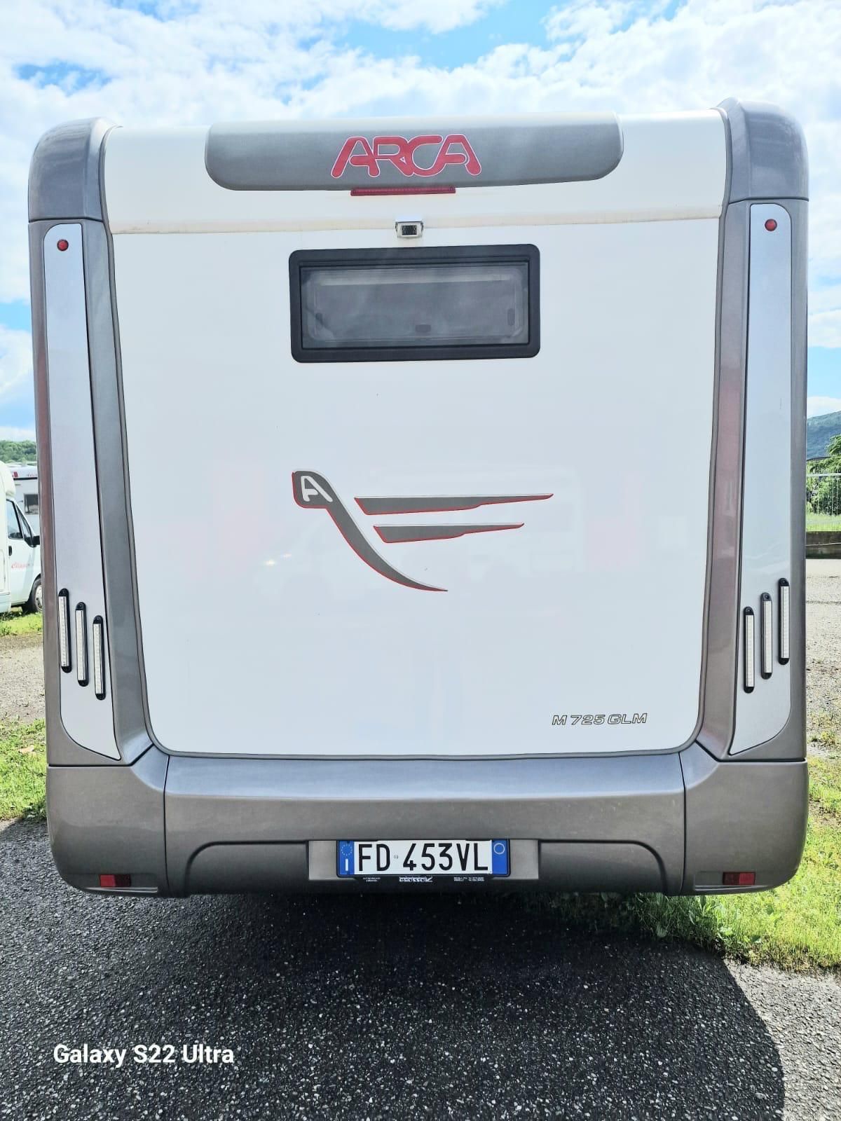 Vista posteriore di un camper ARCA bianco e grigio con targa FD 455VL.