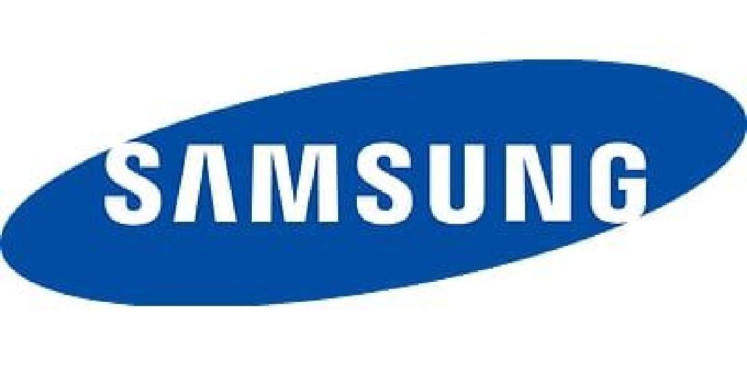 O logotipo da Samsung é azul e branco em um fundo branco.