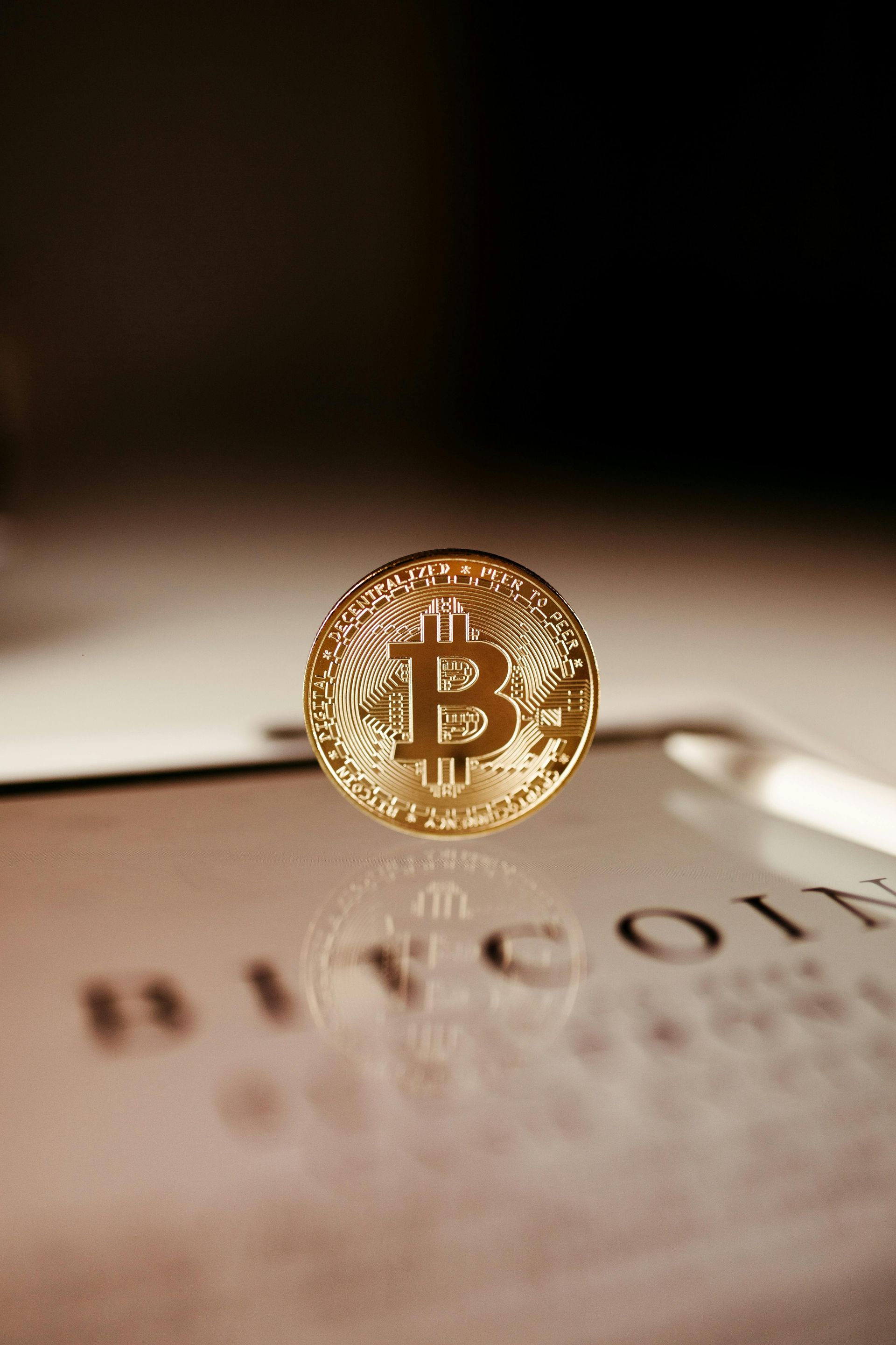 Um close de uma moeda de ouro com a letra b nela.