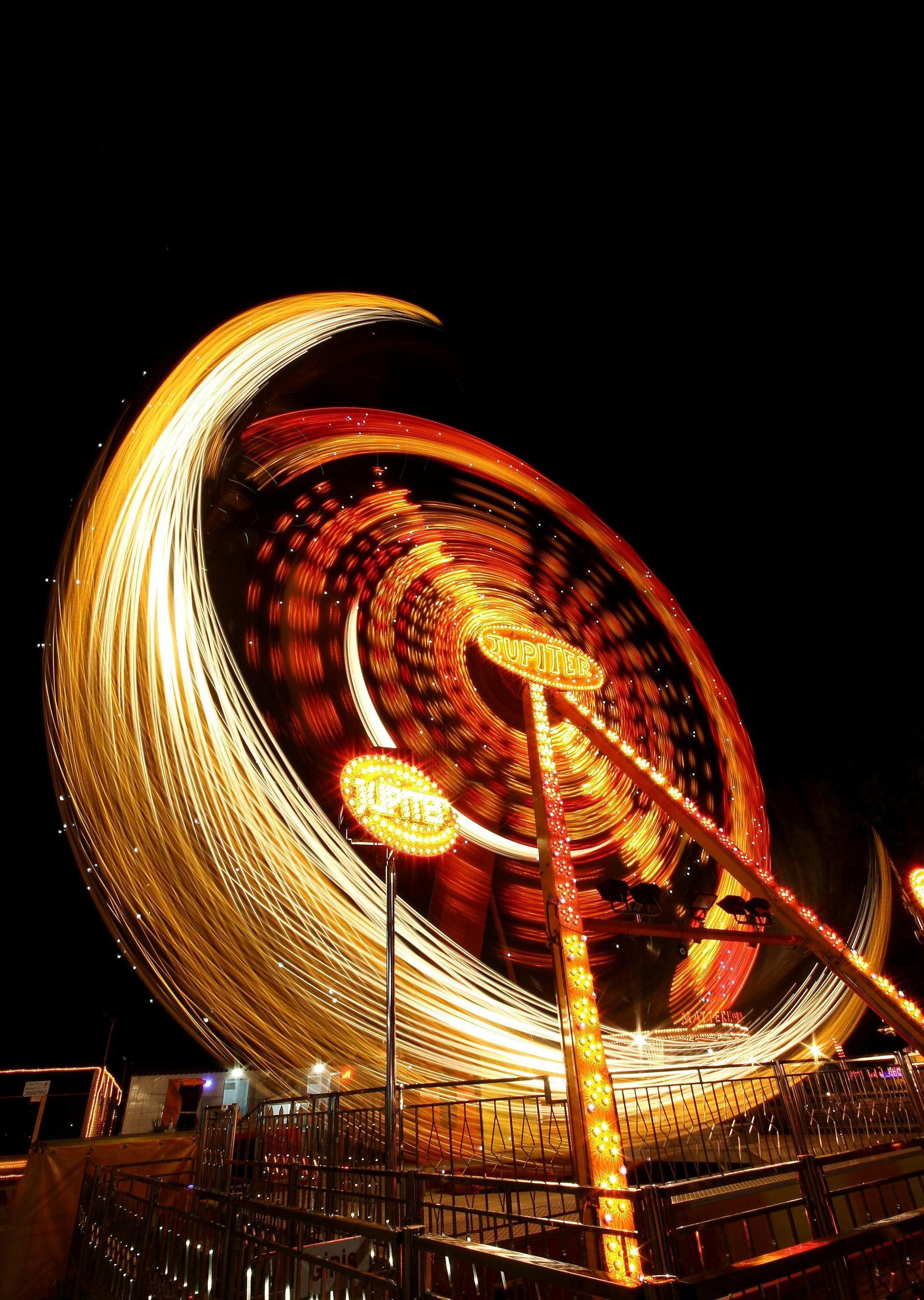Uma roda gigante em um parque de diversões à noite
