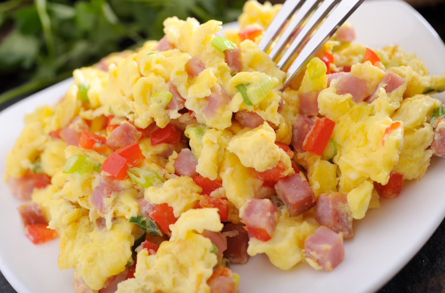外食常見的炒蛋料理,加入甜椒、火腿丁與配料,看似能補蛋白質,但也需留意烹調用油。