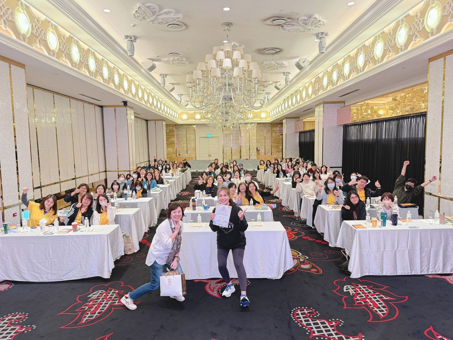 是的,有夥伴一起前進最不容易放棄,這也是我這幾年帶企業講座最大的心得:真正能走得長遠的,往往不是一次性的熱血,而是被同事之間的善意和支持慢慢推著前行。