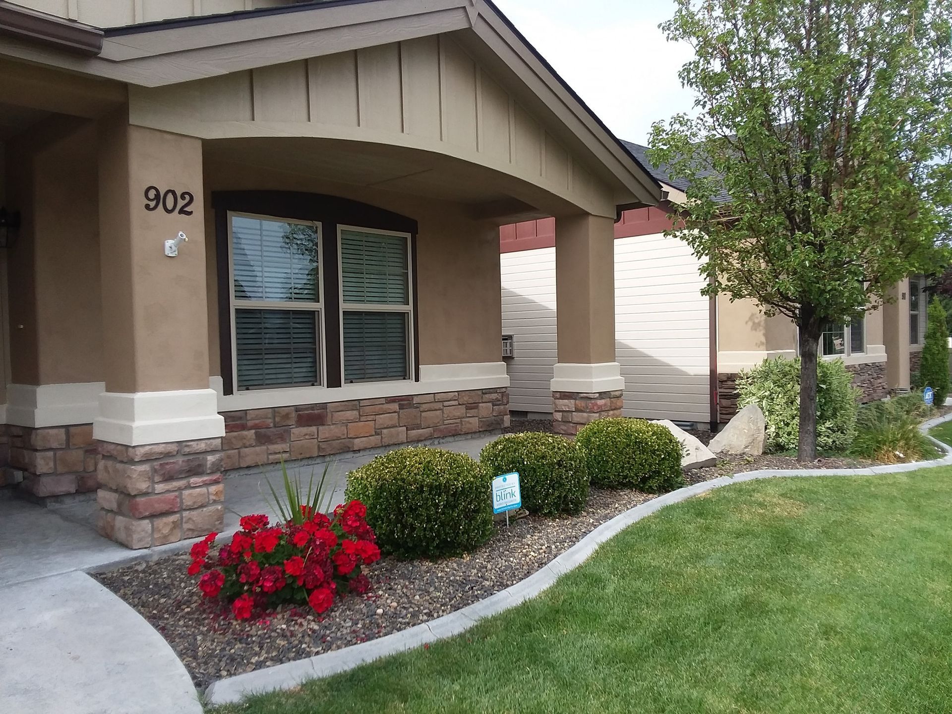 A house with the number 902 on the front of it