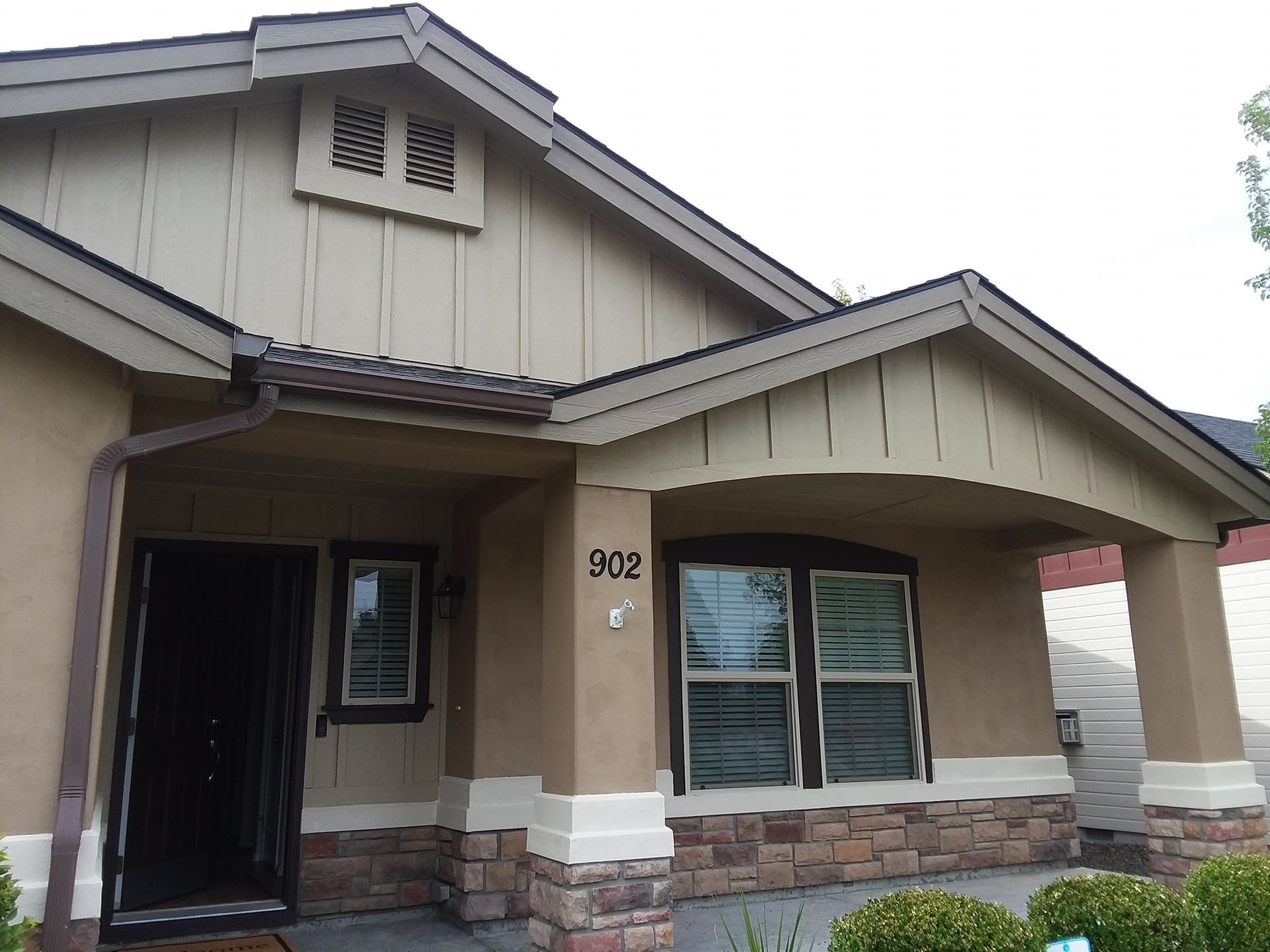 A house with the number 932 on the front of it