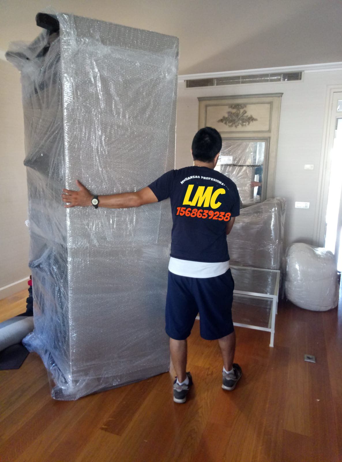 persona cargando muebles