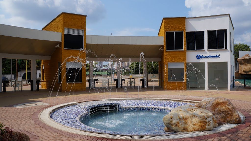 Un gran edificio con una fuente delante