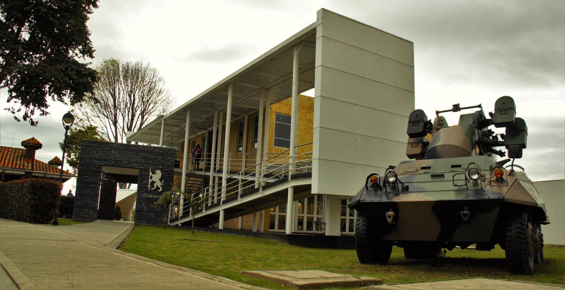 Un vehículo militar está estacionado frente a un edificio.