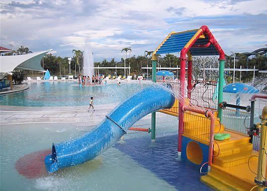 Un niño juega en un parque acuático con tobogán.