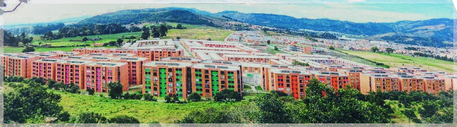 Una vista aérea de una ciudad con montañas al fondo