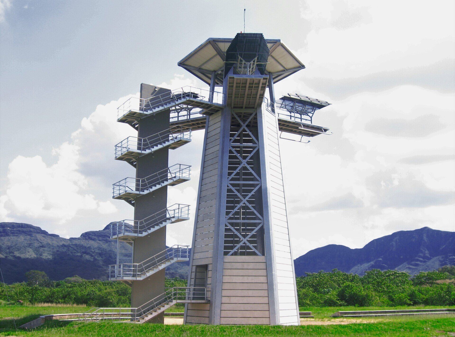 Una torre muy alta con escaleras que conducen a ella