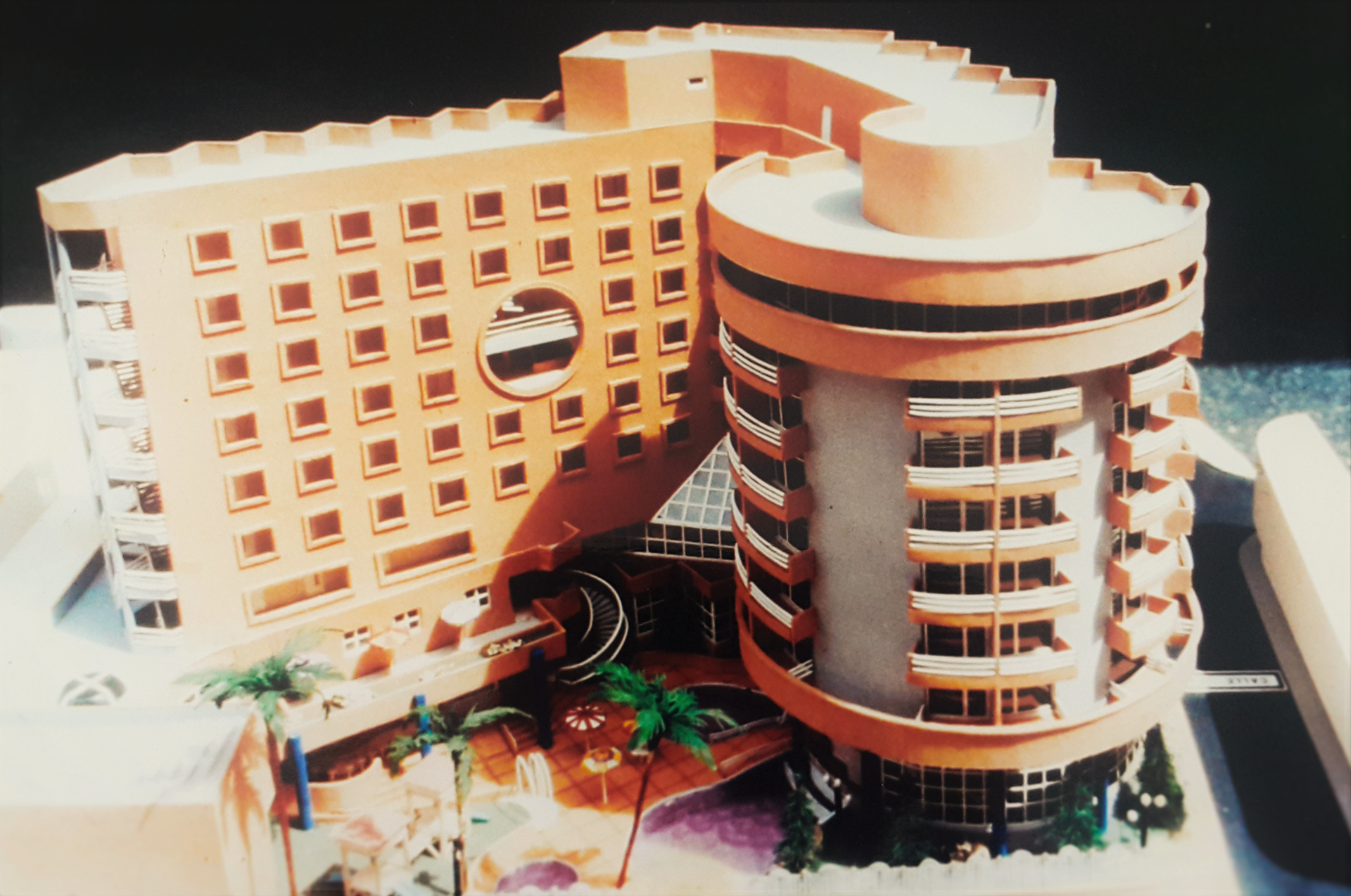 Un modelo de un edificio con una escalera de caracol