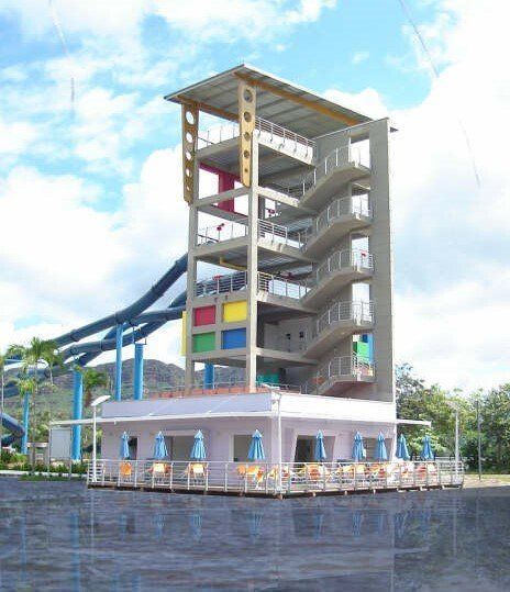 Un edificio muy alto con un tobogán de agua al fondo