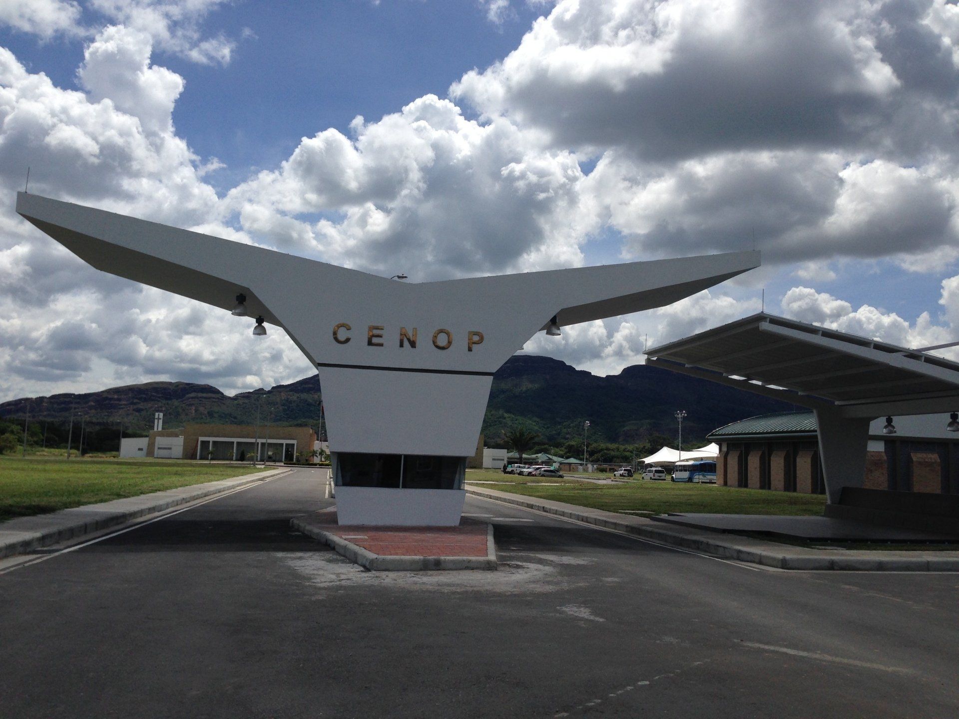Un edificio blanco con la palabra cenop