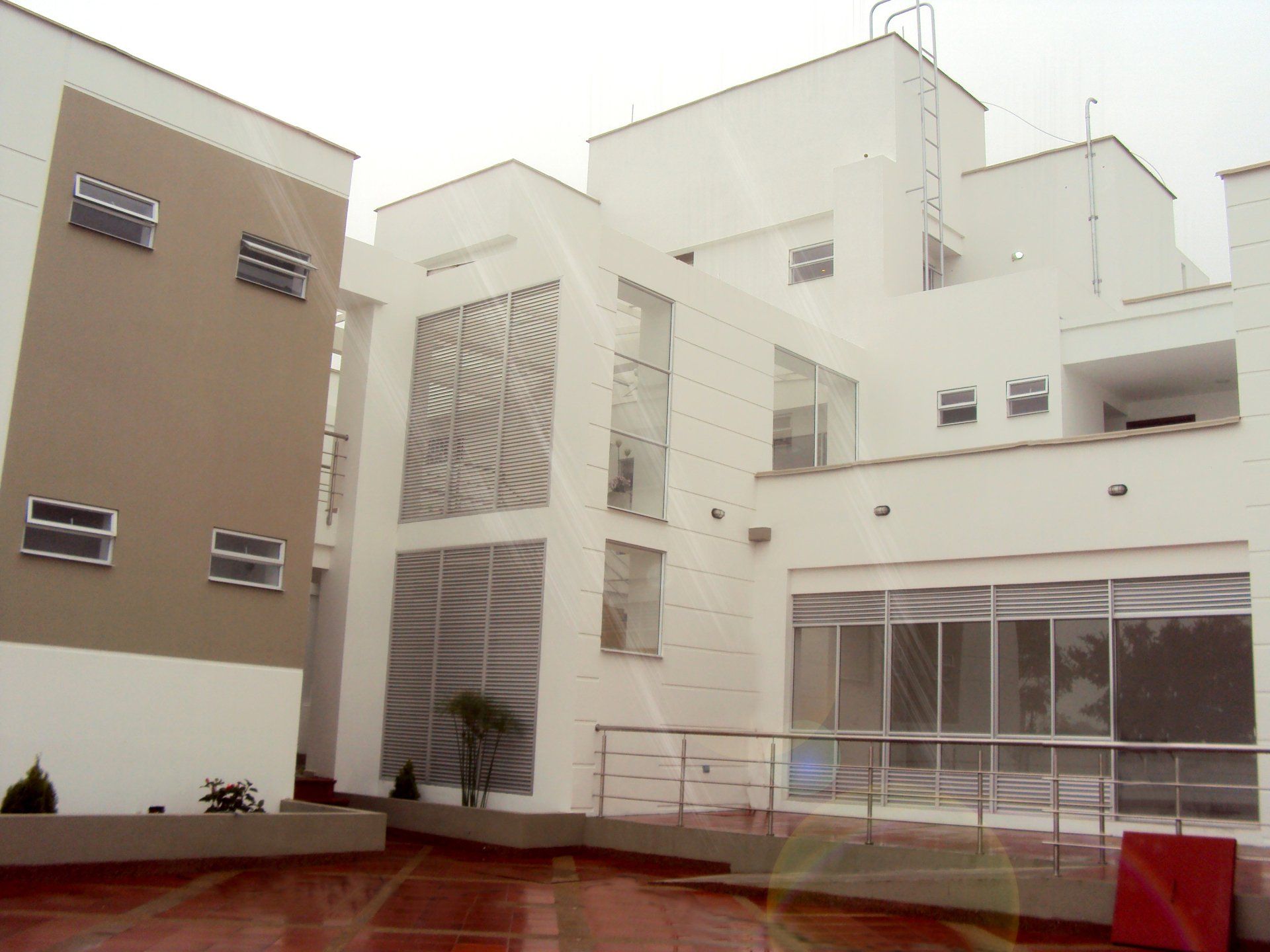 Un gran edificio blanco con muchas ventanas