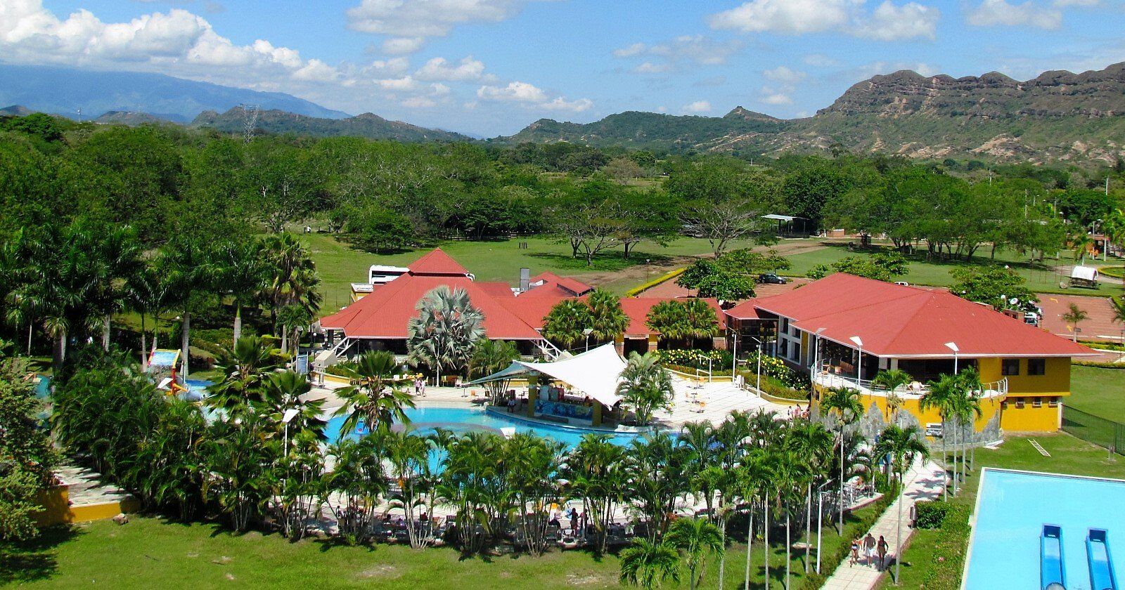 Una vista aérea de un resort con montañas al fondo