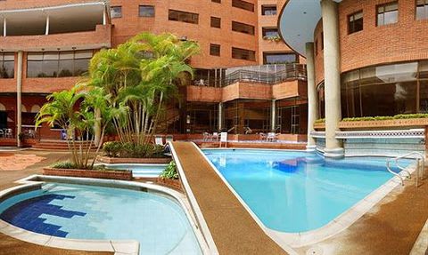 Una gran piscina frente a un edificio de ladrillo
