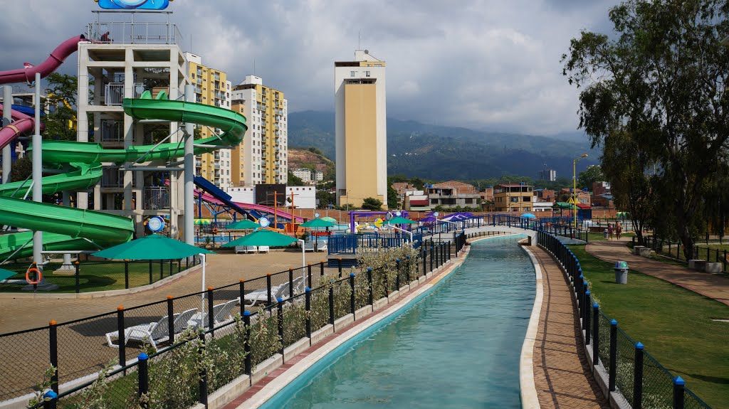 Un parque acuático con un río que lo atraviesa y un tobogán.