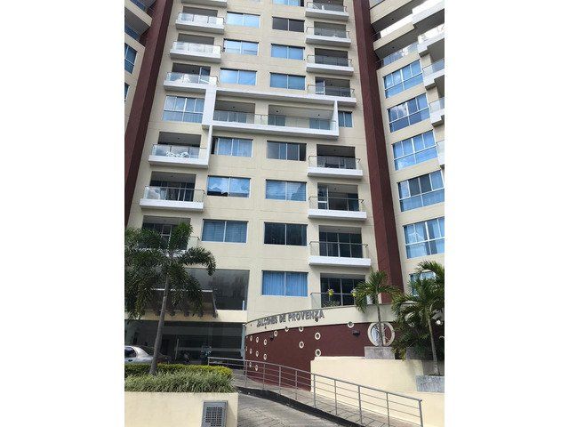 Un edificio alto con muchas ventanas y balcones