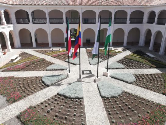 Tres banderas ondean frente a un edificio