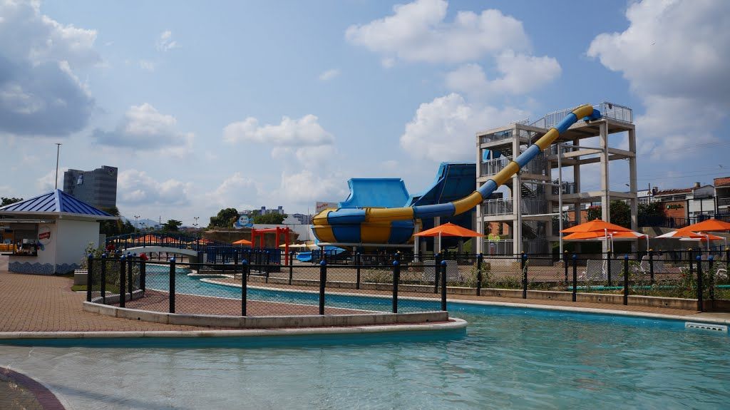 Un parque acuático con piscina y tobogán.